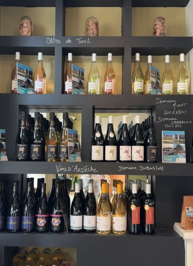 L'étagère « Côtes de Toul » : Domaine Pigot à Lucey et Domaine l'Ambroisie à Toul, écrits à la craie