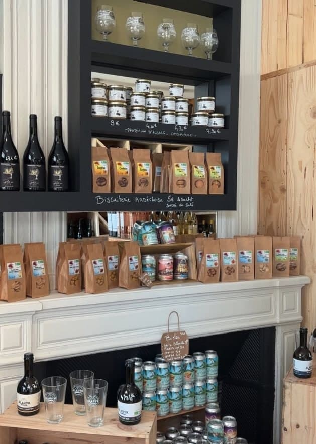 L'épicerie fine : terrines, biscuiterie et bières artisanales sur la cheminée