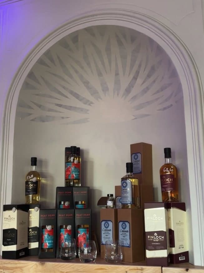 La sélection de whiskies présentée dans l'alcôve voûtée de la cave